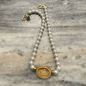 Freshwater pearl necklace with broach